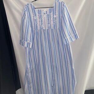 Miss Elaine Multicolor Striped Robe size large embroidered floral pockets front